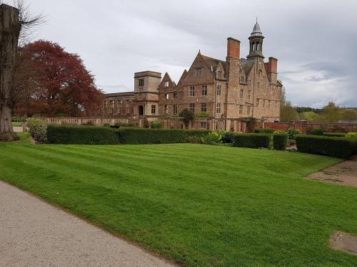 un vecchio castello con un grande prato davanti di Olive Tree House a Edwinstowe