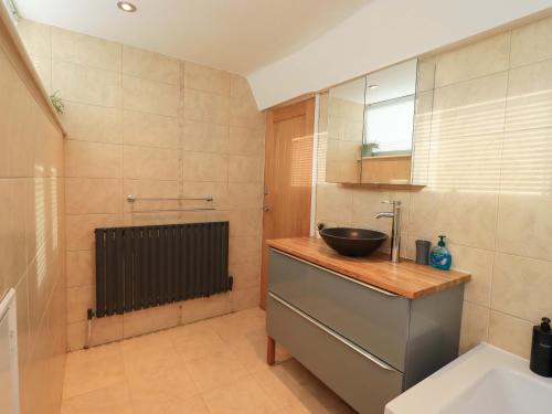 een badkamer met een wastafel en een wastafel bij Highfield Cottage in Windermere