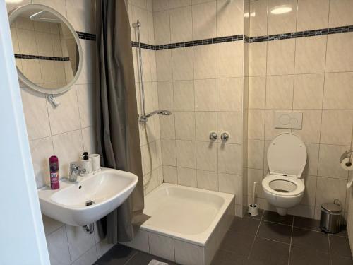 un baño con inodoro y lavabo en Better Homes, en Oberhausen