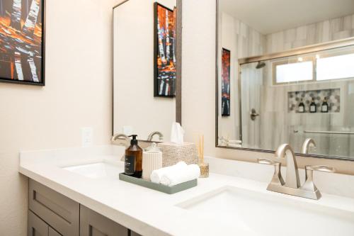 Koupelna v ubytování Fabulous Oasis in Las Vegas with Tesla Charger