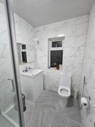 Ένα μπάνιο στο Entire Upstairs 1-Bedroom London Home with Private Bathroom and Kitchen, Great City and Heathrow Links