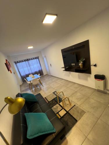 ein Wohnzimmer mit Sofa und Flachbildfernseher in der Unterkunft Estilo City in San Francisco