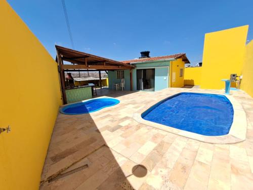een afbeelding van een villa met zwembad bij Casa & lazer - Com piscina aquecida e churrasqueira in Garanhuns