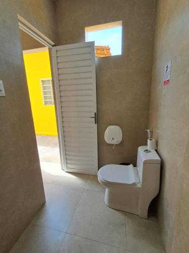 a bathroom with a white toilet in a room at Casa & lazer - Com piscina aquecida e churrasqueira in Garanhuns