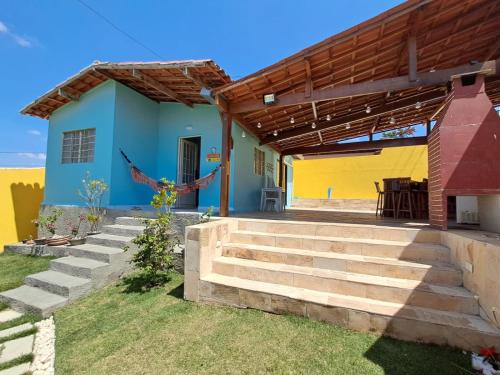 een kleurrijk huis met een trap ervoor bij Casa & lazer - Com piscina aquecida e churrasqueira in Garanhuns
