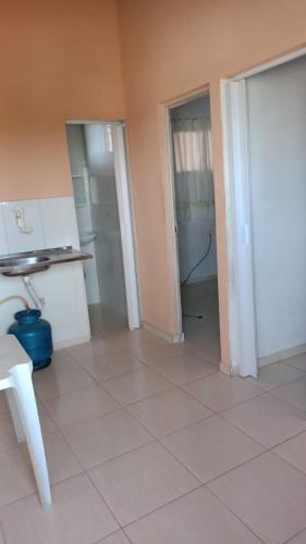 a room with a tile floor and a kitchen at Lugar de paz in Marataizes