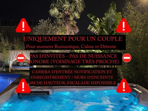 Unique! jacuzzi privé 35°C + cinéma Villa entière في ميزيو: علامة لحمام سباحة في الليل