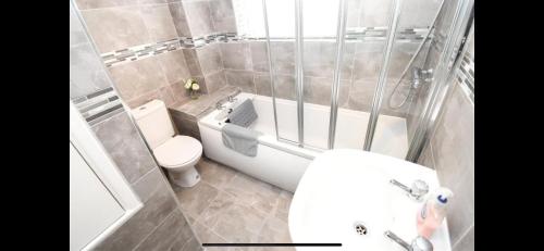 Et badeværelse på Traditional meets Modern, steps to local shops