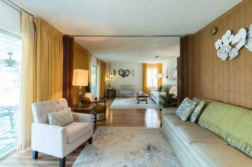 ein Wohnzimmer mit einer Couch und einem Sessel in der Unterkunft Spacious 4 Bedroom Home near USSSA Complex in Rockledge