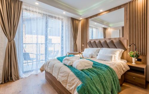 Ένα ή περισσότερα κρεβάτια σε δωμάτιο στο F2 NEW GUDAURI MOUNTAIN VIEW APARTMENTs