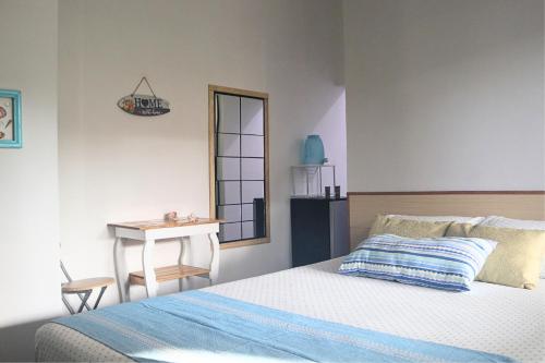 Posada Casa Tortuga, Zipolite في زيبوليت: غرفة نوم بها سرير وطاولة ومكتب