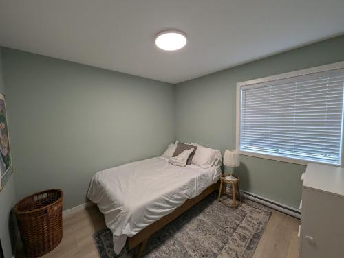 En eller flere senge i et værelse på Colwood Hidden Home