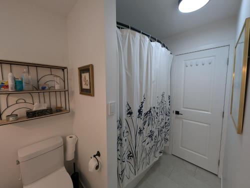 Et badeværelse på Colwood Hidden Home