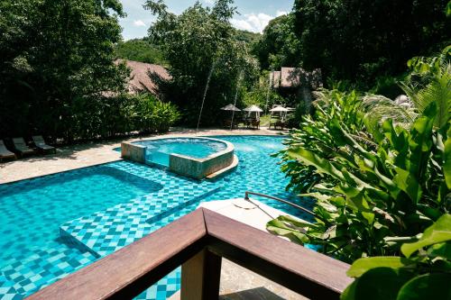 ein großes Schwimmbecken mit blauen Fliesen in der Unterkunft Bio Rio Hotel in San Jerónimo