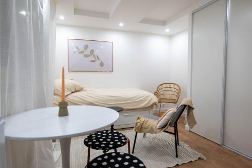 Ένα ή περισσότερα κρεβάτια σε δωμάτιο στο Studio Étoile D'Or Proche Paris