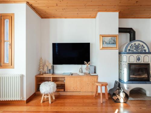 塔尔维西奥Chalet Alpino con Sauna a 4 min a piedi dalle piste da sci的客厅墙上有一台平板电视
