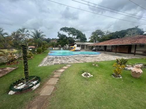 Casa em condomínio Guarapari ES في غواراباري: مسبح في ساحة فيها شخص في الماء