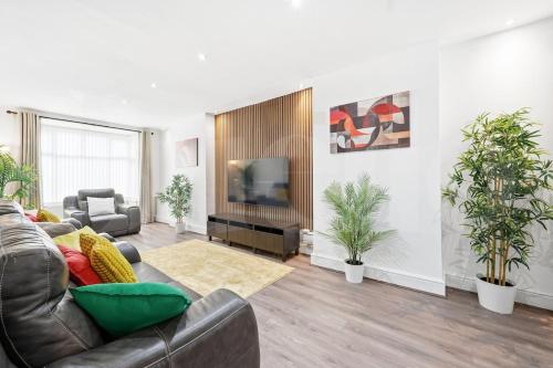 Et opholdsområde på M5 Spacious Stylish Full Kitchen 2Bath Premium Beds Electric Sofa Recliners Smart TVs Netflix Underfloor Heating Instant Hot Water FastWifi