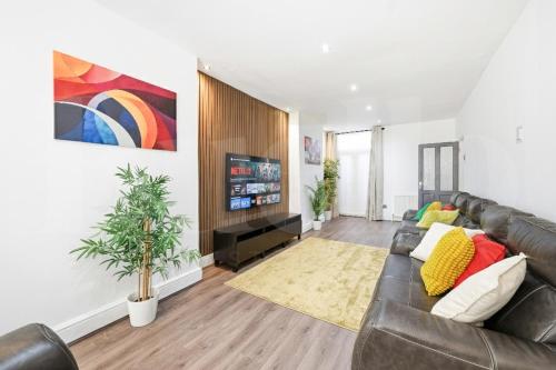 Et tv og/eller underholdning på M5 Spacious Stylish Full Kitchen 2Bath Premium Beds Electric Sofa Recliners Smart TVs Netflix Underfloor Heating Instant Hot Water FastWifi