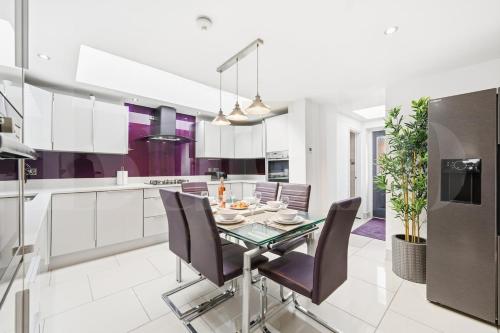 Η κουζίνα ή μικρή κουζίνα στο M5 Spacious Stylish Full Kitchen 2Bath Premium Beds Electric Sofa Recliners Smart TVs Netflix Underfloor Heating Instant Hot Water FastWifi