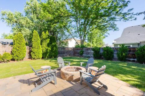 Κήπος έξω από το House for 15 with Firepit near The Village