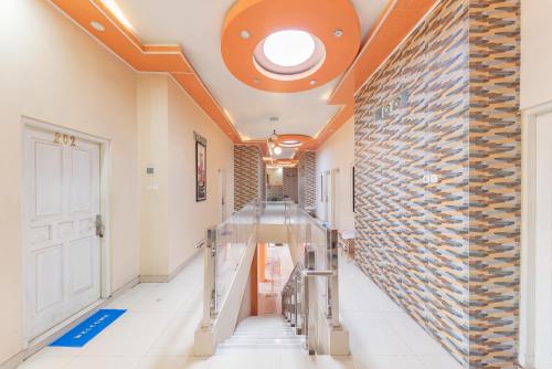 Ένα μπάνιο στο Urbanview Hotel Rifal Home Tegal