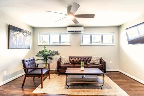 Una sala de estar con un sofá y un ventilador de techo. en 10 Percent Off , Near MD Anderson, Limited Offer 14, en Houston