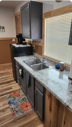 een keuken met een spoelbak en een aanrechtblad bij Cochin cottage in Texico