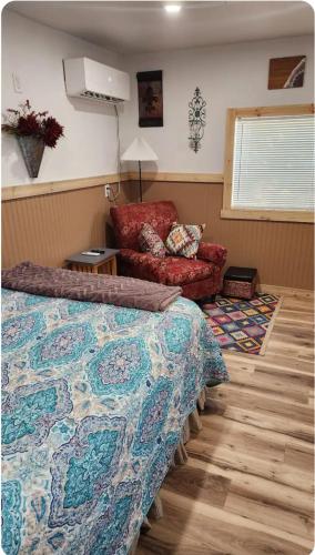 een slaapkamer met een bed en een bank bij Cochin cottage in Texico