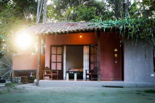 Ateliê Cultural Trancoso في ترانكوسو: منزل صغير أمامه طاولة