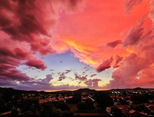 Solopgangen eller solnedgangen set fra lejligheden