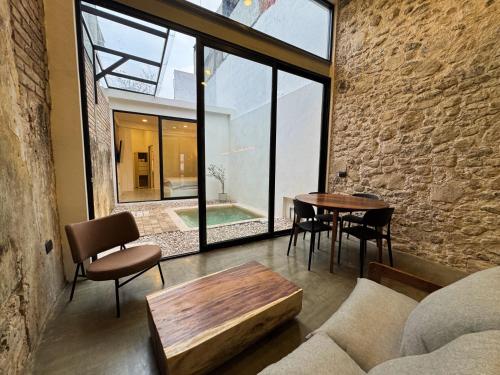 a living room with a couch and a table at Villa Zamora 52 Coatepec Centro in Coatepec