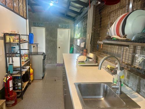 Η κουζίνα ή μικρή κουζίνα στο TeamV Kubo Guesthouse