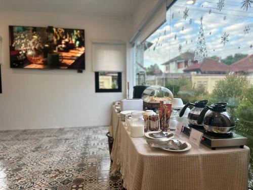 a table with food on it in a room at ฌอณบูติค Shon Boutique in Ban Nong Nam Khan