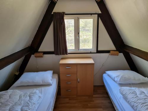 Habitación en el ático con 2 camas y ventana en Charming chalet in Durby with patio, en Septon