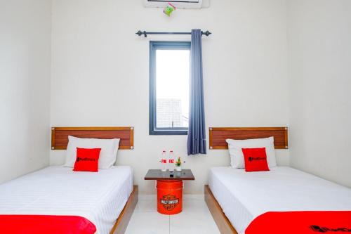 Postel nebo postele na pokoji v ubytování RedDoorz Syariah Near Stasiun Purwokerto