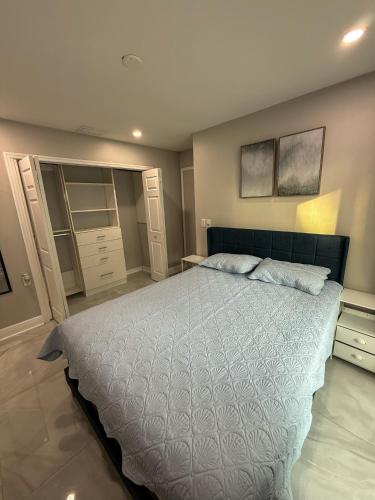 Modern Tampa studio full Kitchen & great location في تامبا: غرفة نوم بسرير كبير وخزانة