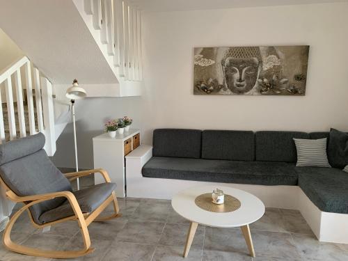 un soggiorno con un divano e un tavolo di Casa 3 Soles a Morro del Jable