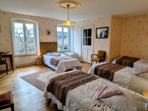 Postel nebo postele na pokoji v ubytování Maison de Charme à Domeyrat: Jardin, Balades, Confort et Animations Culturelles - FR-1-582-334