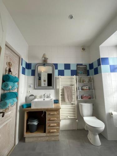 Ένα μπάνιο στο Ecole de Mathuna de Marigny Brizay