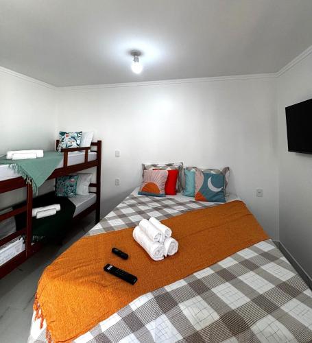 a bedroom with two twin beds with towels on the bed at Aquarela Flats in Piranhas