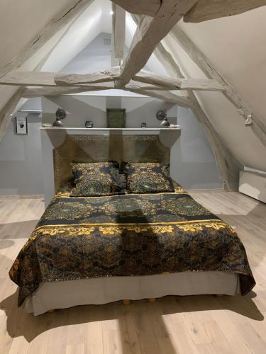 Ένα ή περισσότερα κρεβάτια σε δωμάτιο στο Ecole de Mathuna de Marigny Brizay