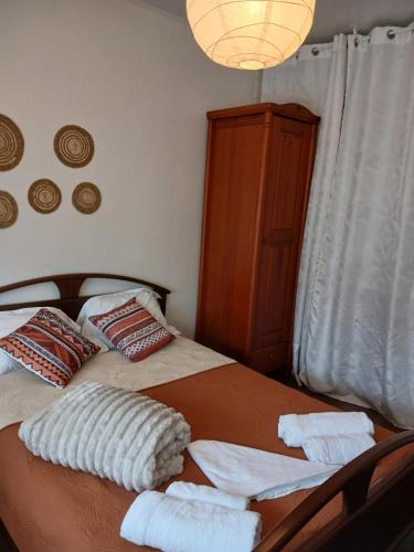 a bedroom with a bed with towels on it at Kannon 1 in Caparica