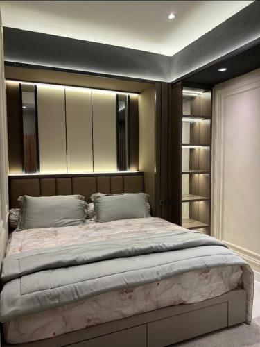 Un dormitorio con una cama grande en una habitación. en Apartemen Delft Makassar, en Tanjungbunga
