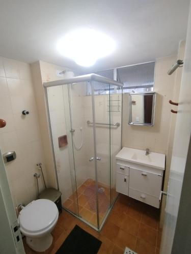 a bathroom with a shower and a toilet and a sink at Caldas novas - Parque das Água Quentes - Conforto e lazer completo -Edi Locações in Caldas Novas
