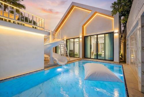a swimming pool in the middle of a house at Sorrento Pool Villa Jomtien Beach in Jomtien Beach