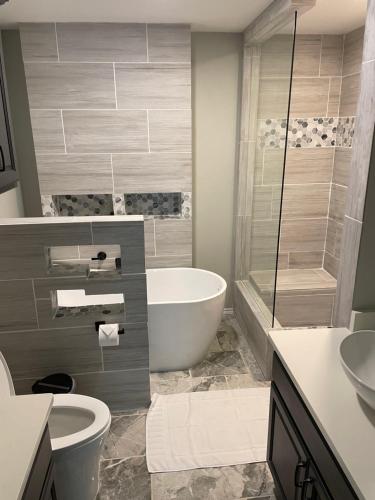 un bagno con vasca, WC e lavandino di Spotted fawn ranch a Gatesville