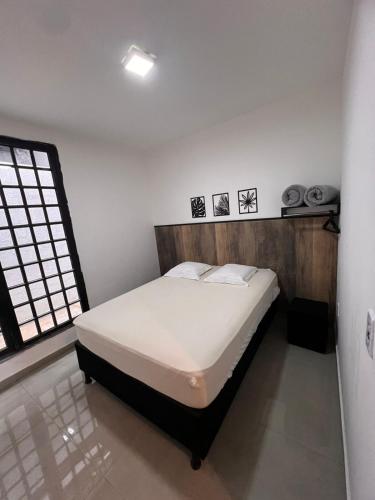 een slaapkamer met een bed in een kamer bij Oásis 6 prática e bem localizada e minimalista in Brasilia