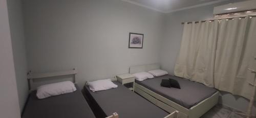 Ένα ή περισσότερα κρεβάτια σε δωμάτιο στο Apartamento Espaçoso a 300m da praia Enseada, Guaruja