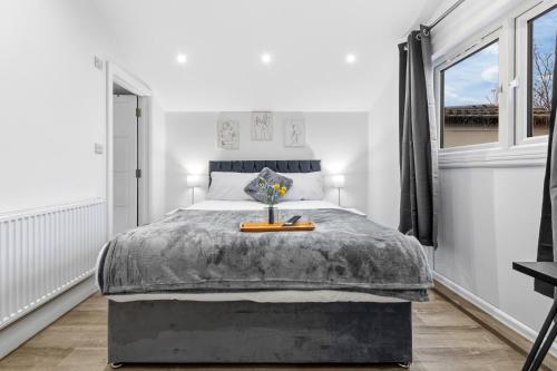 Postel nebo postele na pokoji v ubytování Central Hendon - 1 Min to Train - Free Parking